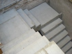 Escalera de obra versátil realizada con hormigón