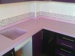 Foto Reforma cocina con bancada en color rosa pálido en Alicante. Muebles oscuros.